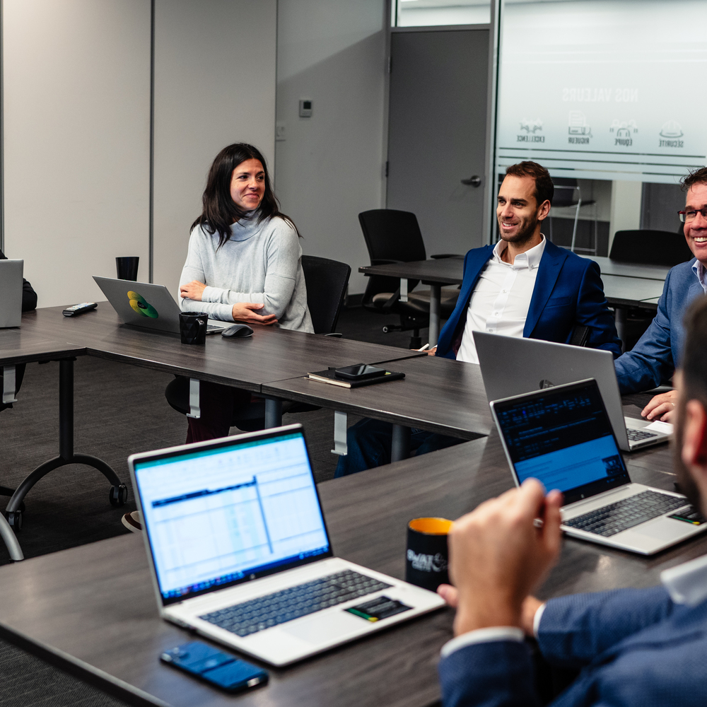 Équipe autour d'une table qui parlent