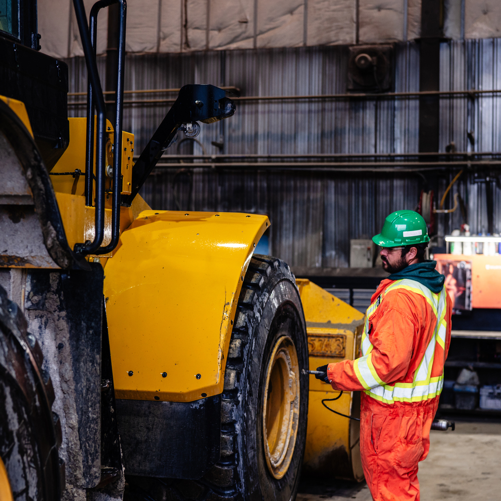Homme devant tracteur