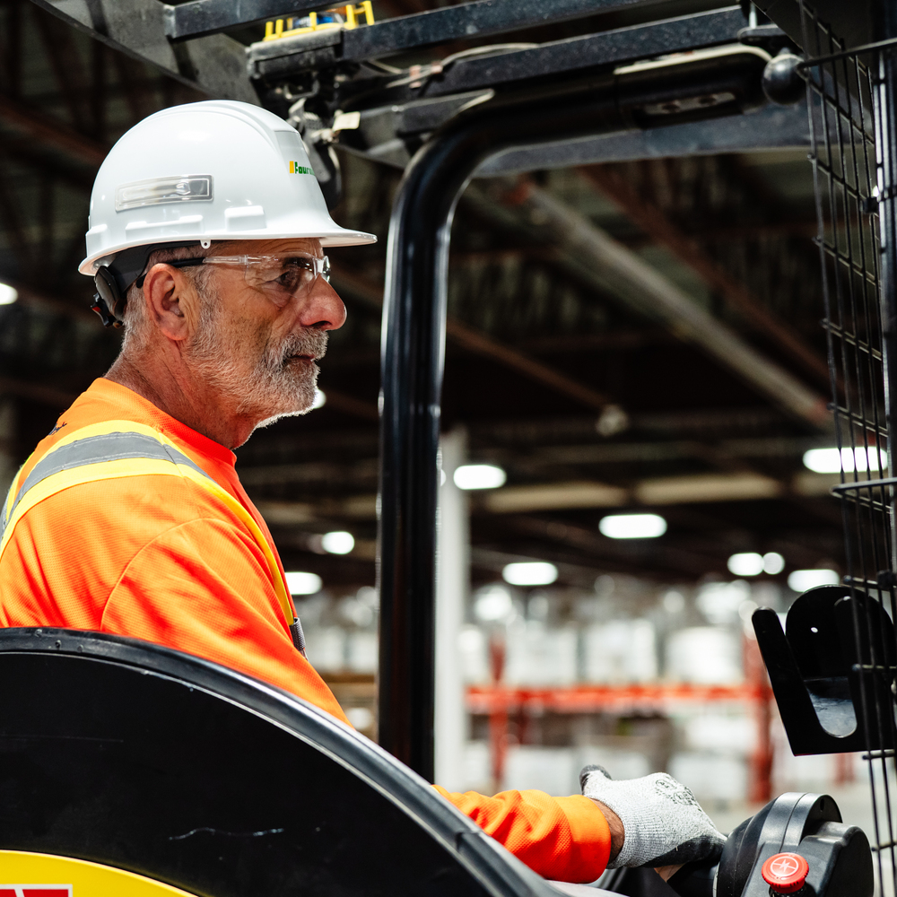 Homme avec casque sur tracteur